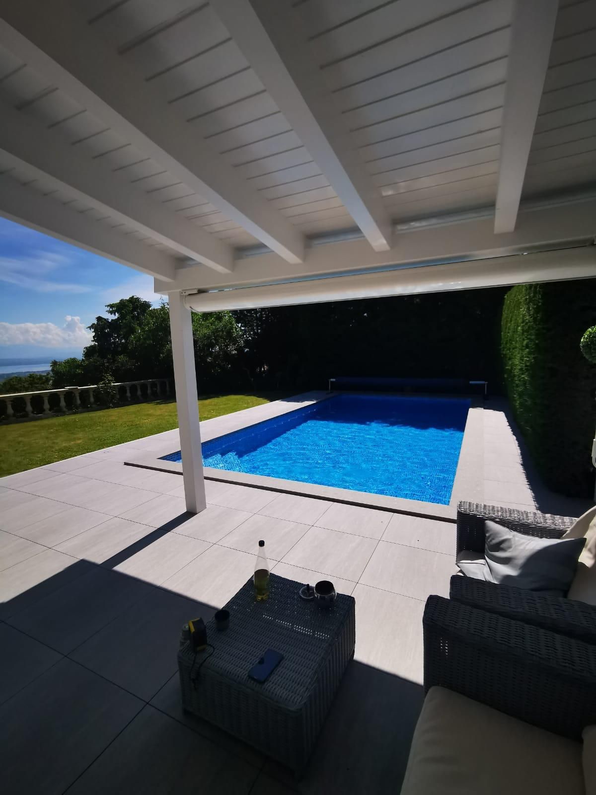 Après : Pose de carrelage sur plots au bord d'une piscine