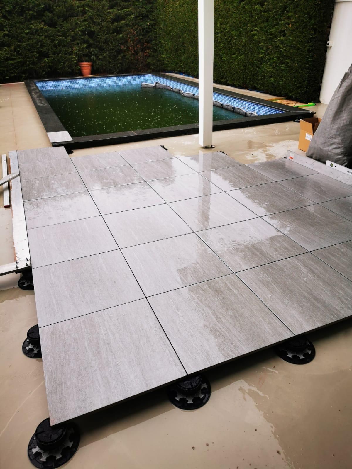 Avant : Pose de carrelage sur plots au bord d'une piscine